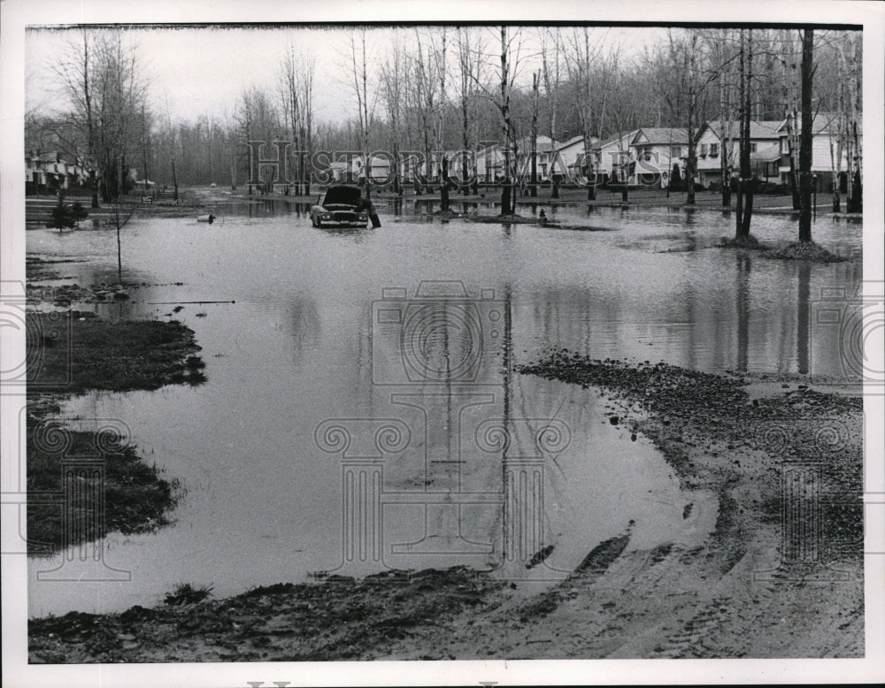 1967 Press Photo Stranded Car in Flooded Mentor Street - ned09348