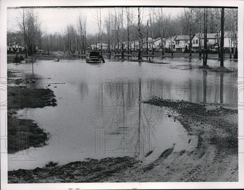 Load image into Gallery viewer, 1967 Press Photo Stranded Car in Flooded Mentor Street - ned09348
