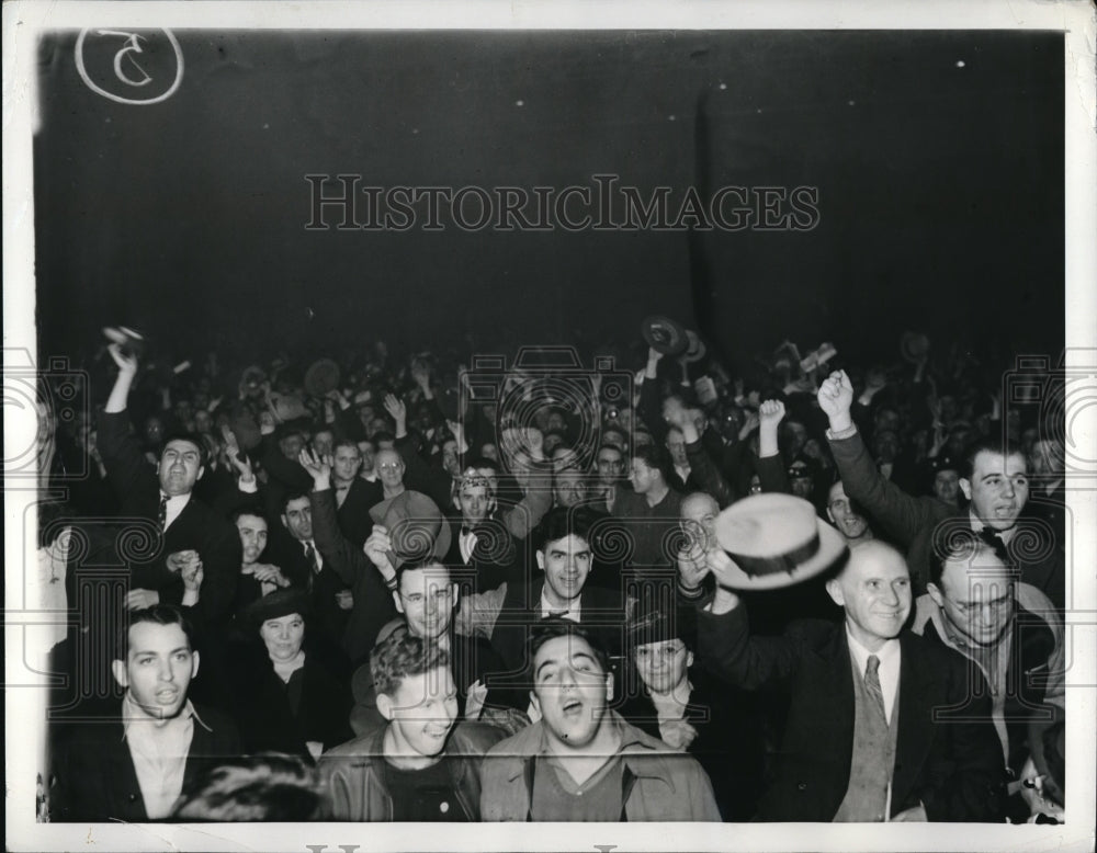 1941 Press Photo Detroit Mich Ford Strikers vote for Gov Van Waggoners solution