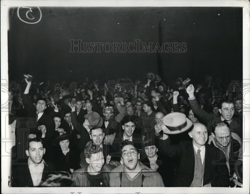 Load image into Gallery viewer, 1941 Press Photo Detroit Mich Ford Strikers vote for Gov Van Waggoners solution
