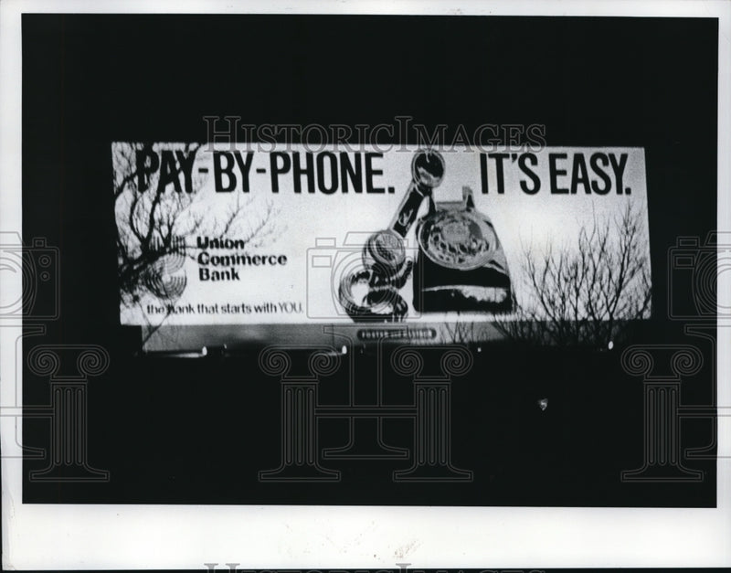 Load image into Gallery viewer, 1976 Press Photo A billboard ad for Union Commerce bank in Cleveland
