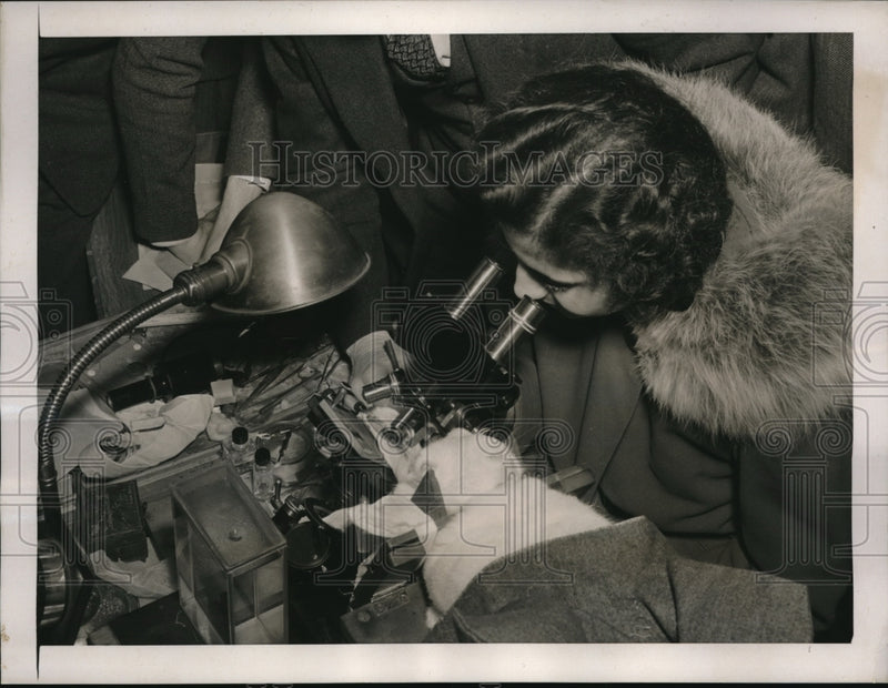 Load image into Gallery viewer, 1939 Press Photo J. Perlingilio of Trenton University tries the microscope
