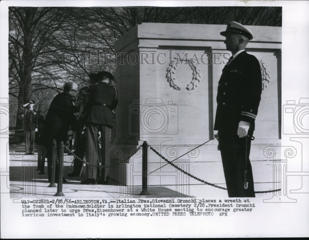 1956 Press Photo Arlington Va Italian Pres Giovanni Gronchi at Tomb of Unknown