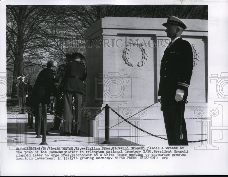 Load image into Gallery viewer, 1956 Press Photo Arlington Va Italian Pres Giovanni Gronchi at Tomb of Unknown
