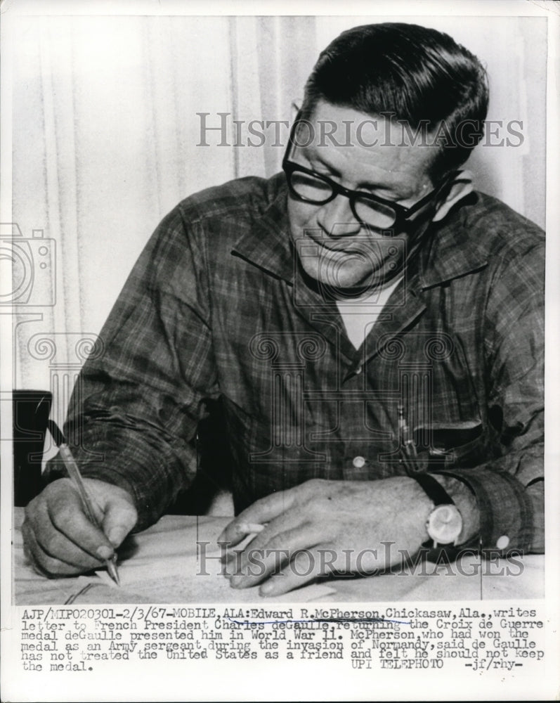 1967 Press Photo Edward R McPherson writes letter to French President