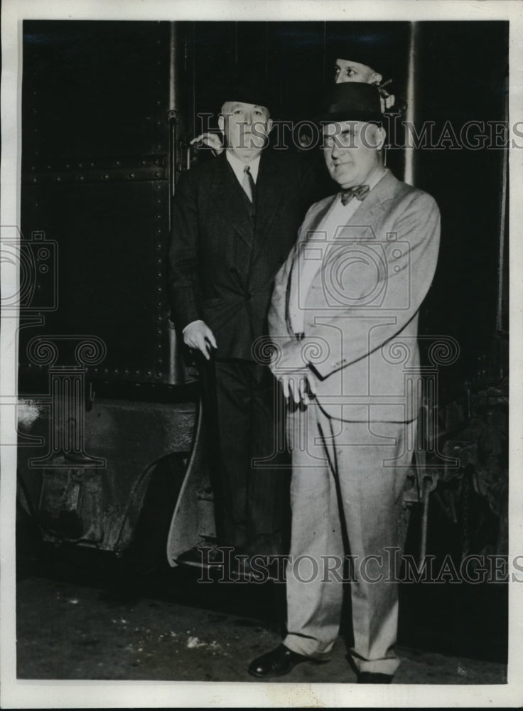 1934 Press Photo John McLaughlin Chicago Politician Being Escorted to Trial