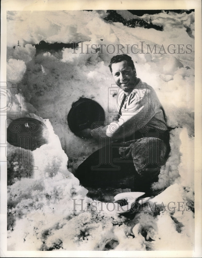 1945 Press Photo Squadron leader Fred Smith spent over a week in a frozen lake