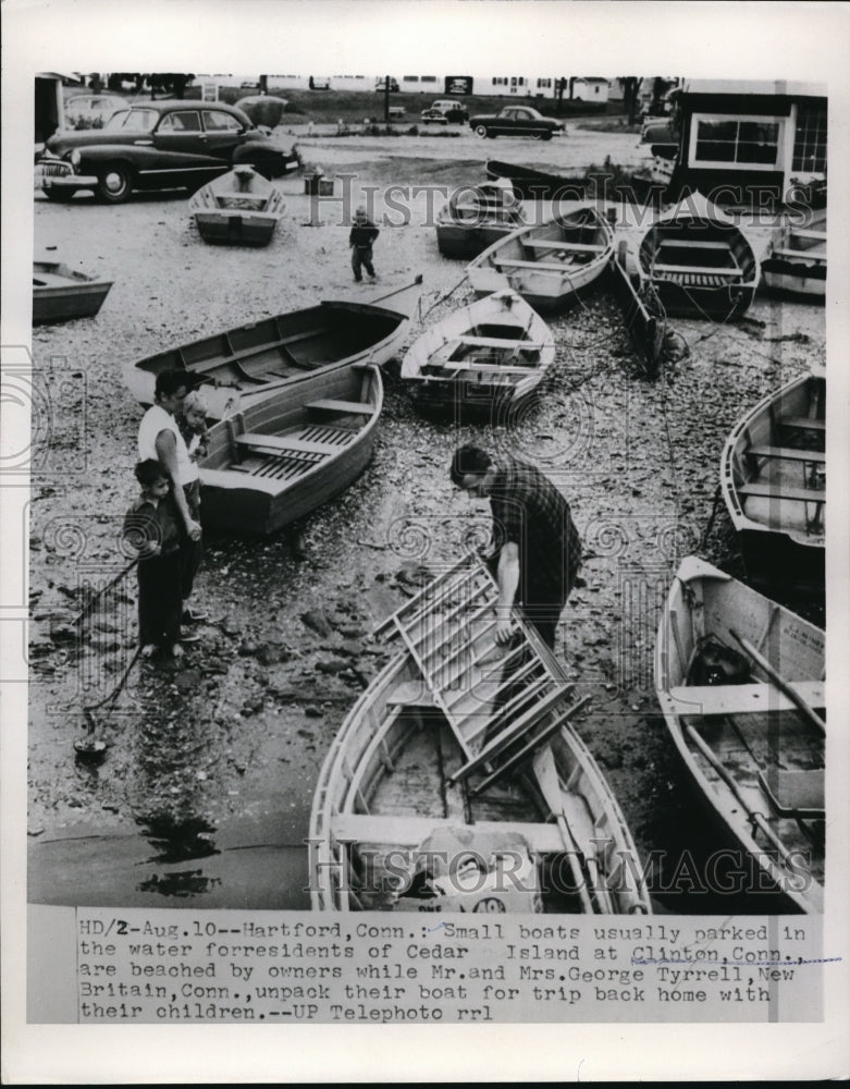 1955 Press Photo The Clinton Island are private beach with small boats parked
