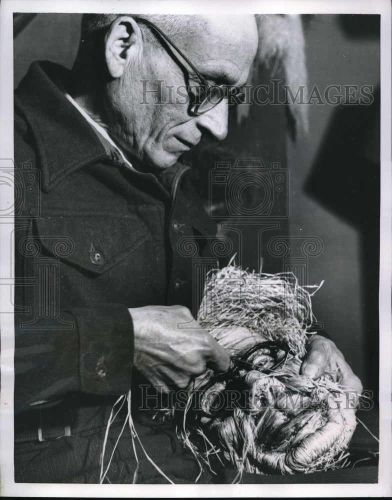 Load image into Gallery viewer, 1954 Media Photo Italian Artist Vasco Natale Lupi Working on Figure
