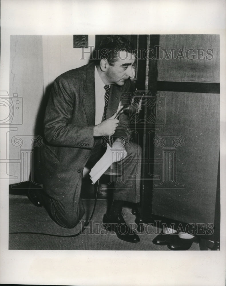Load image into Gallery viewer, 1953 Media Photo Witness Being Questioned Through Screen - ned09521
