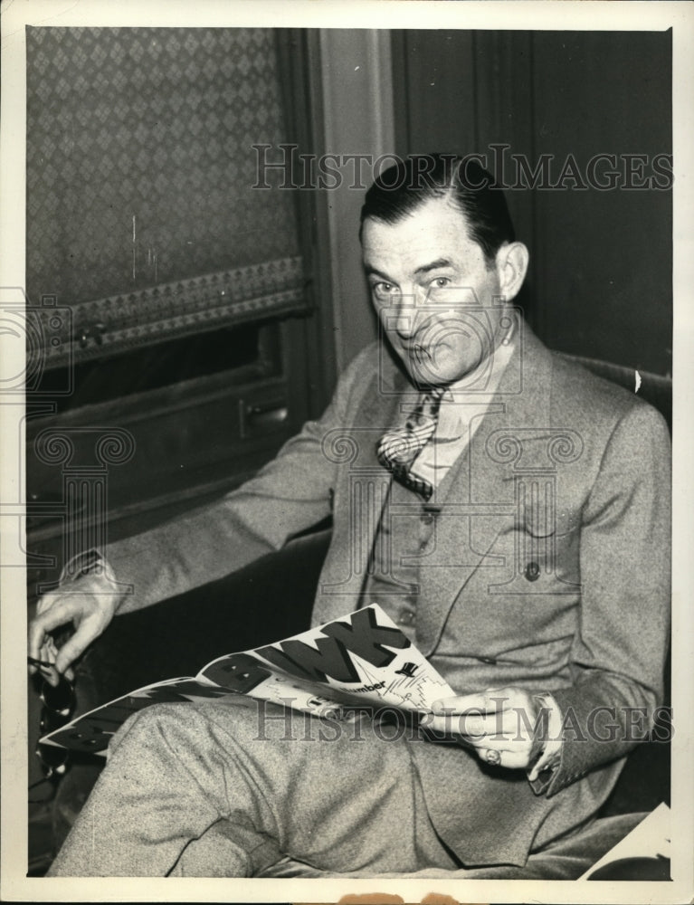 Load image into Gallery viewer, 1932 Press Photo NY Mayor James Walker Reading on Trip - ned09551
