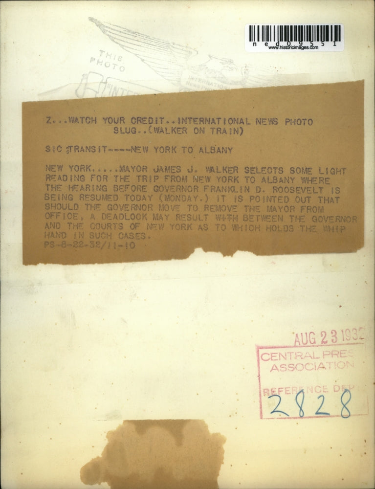 1932 Press Photo NY Mayor James Walker Reading on Trip - ned09551