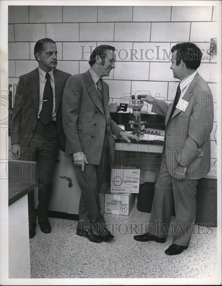 1971 Press Photo Gentlemen Chatting Over Microscope