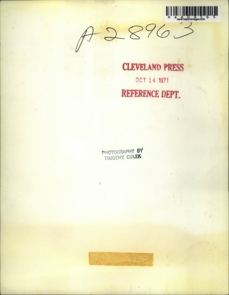 1971 Press Photo Gentlemen Chatting Over Microscope