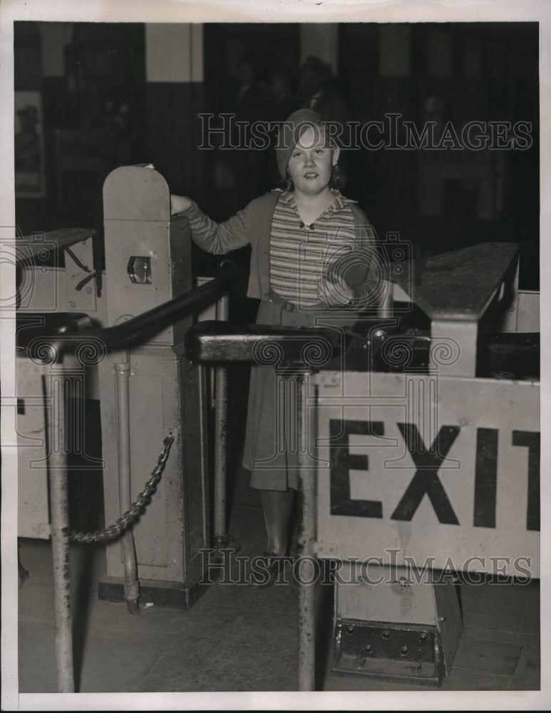 1934 Press Photo Young Alaskan visitor Elsie Elizabeth Geis amazed by New York