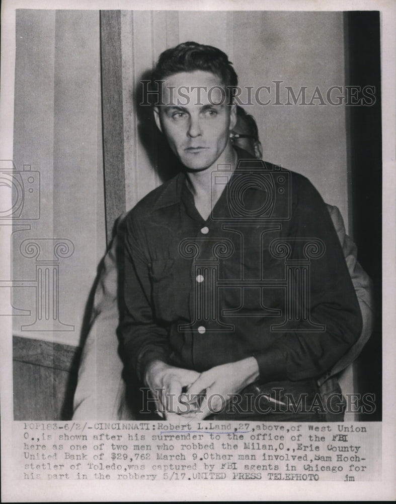 Load image into Gallery viewer, 1954 Media Photo Bank Robber Surrenders to Office of FBI
