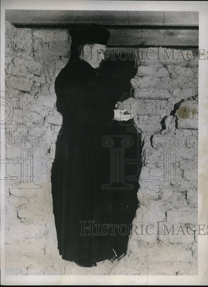 1934 Press Photo Father John Harnett holding an adobe brick