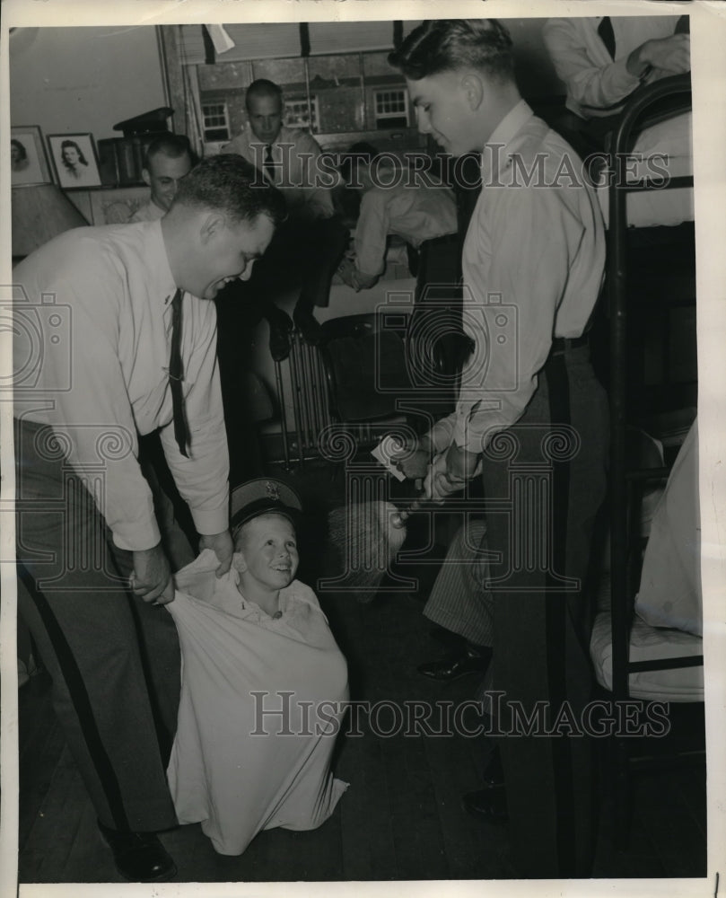1940 Press Photo Freshman At Clemson College James Lightsey knows where to hide