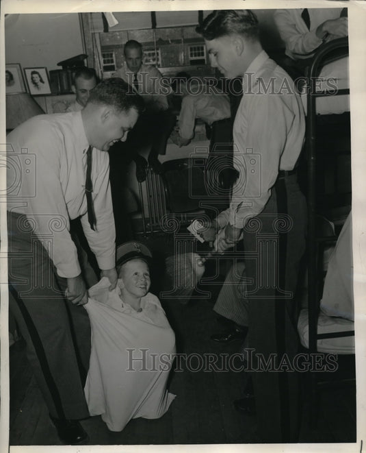 1940 Press Photo Freshman At Clemson College James Lightsey knows where to hide