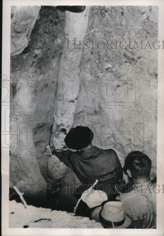 1949 Press Photo Robert Gow alive after five hours in 8-inch diameter well pipe