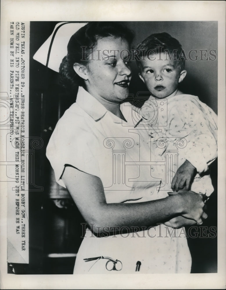1943 Press Photo Nurse Beatrice Kordzick holds Bobby Gow who fell into pipe