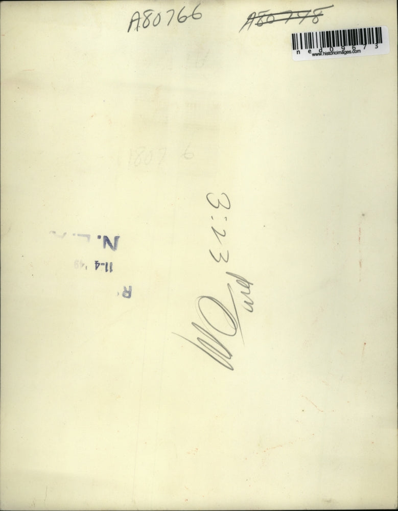 1943 Press Photo Nurse Beatrice Kordzick holds Bobby Gow who fell into pipe