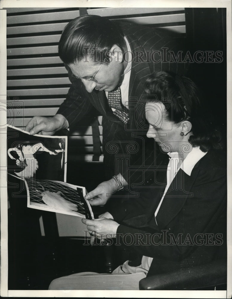 Load image into Gallery viewer, 1941 Media Photo Mrs Helen Greenough and her attorney Lewis Schaffer - ned09702
