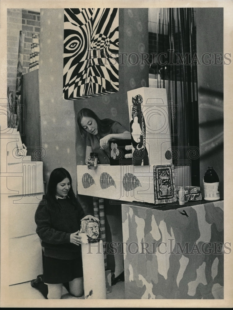 Press Photo The high school students of Beechwood, Patty Grossman and D. Dobrin