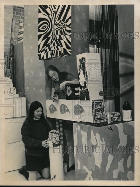 Press Photo The high school students of Beechwood, Patty Grossman and D. Dobrin