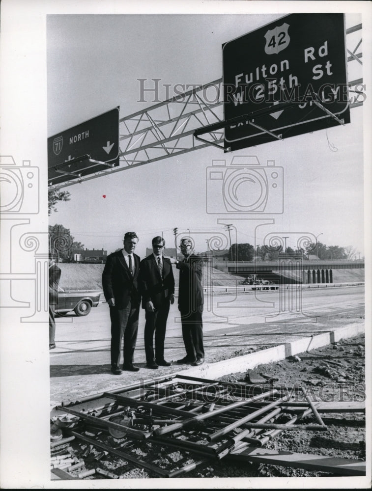 Load image into Gallery viewer, 1967 Press Photo Mayor Locker with Allan Johnson and Robert Kelly
