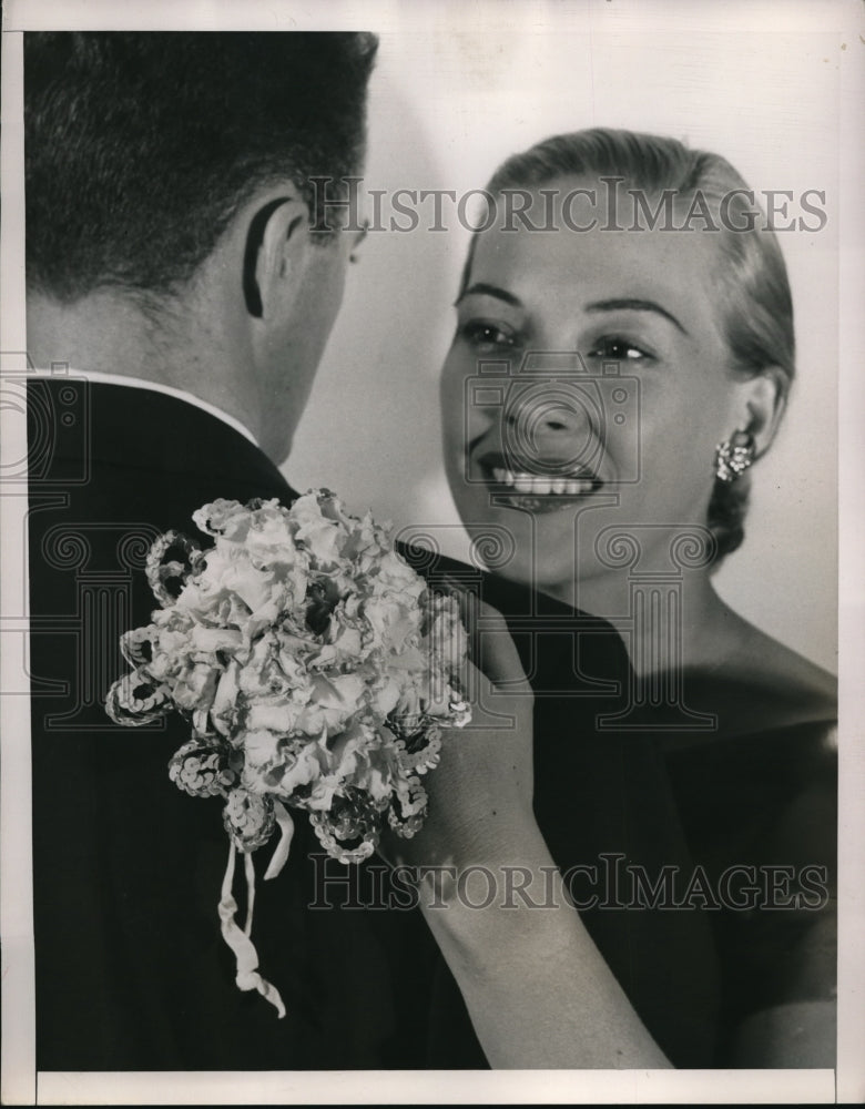 1948 Press Photo A nice flower corsage is given to a lady during formal events