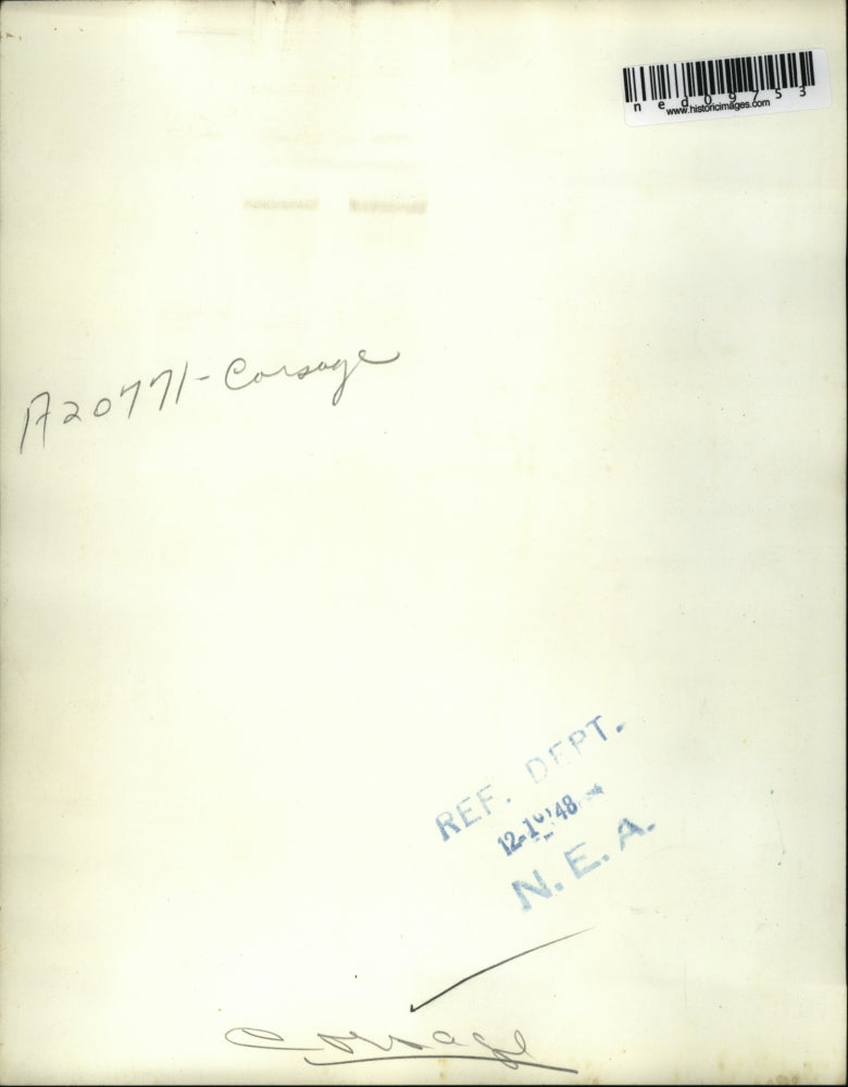 1948 Press Photo A nice flower corsage is given to a lady during formal events