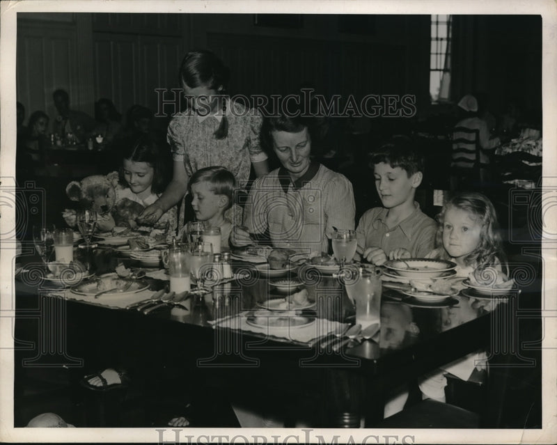 Load image into Gallery viewer, 1940 Press Photo The Oxford refugee family becoming used to American way
