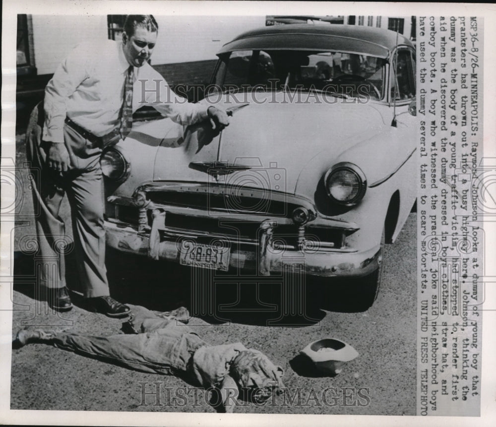 1952 Press Photo Practical joke to Raymond Johnson is not funny