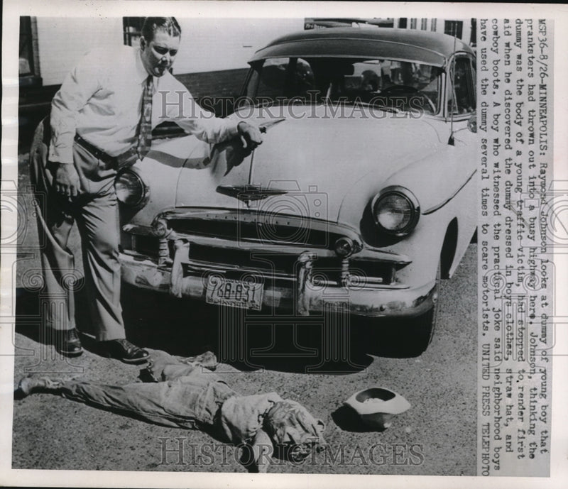 Load image into Gallery viewer, 1952 Press Photo Practical joke to Raymond Johnson is not funny
