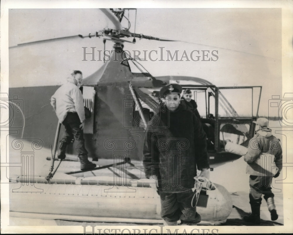 1945 Press Photo Squadron leader Fred Smith flew to help marooned airmen