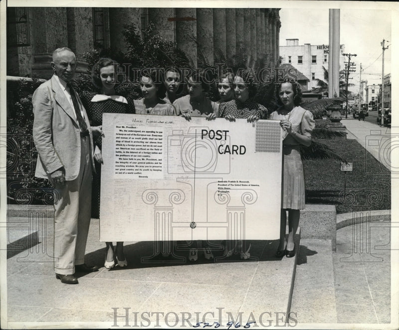 Load image into Gallery viewer, 1939 Press Photo People from Miami carrying a big postcard

