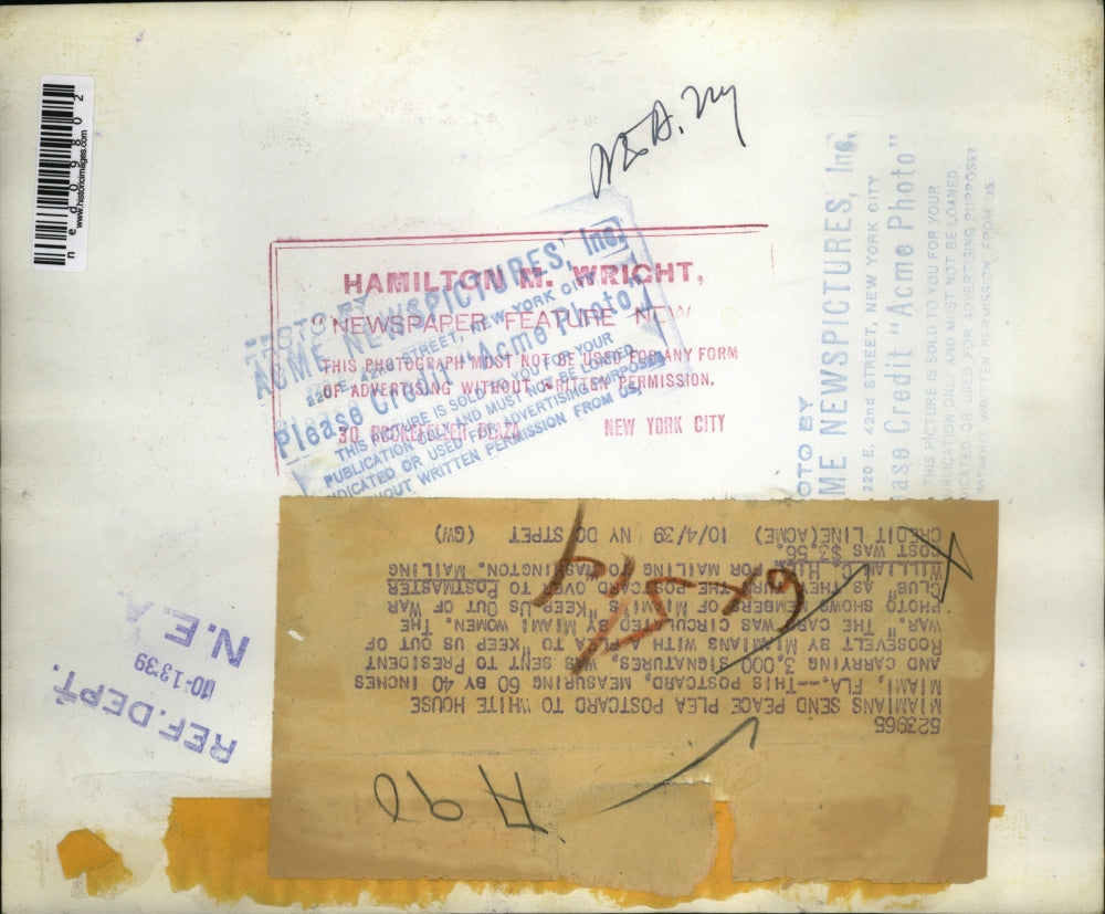 1939 Press Photo People from Miami carrying a big postcard