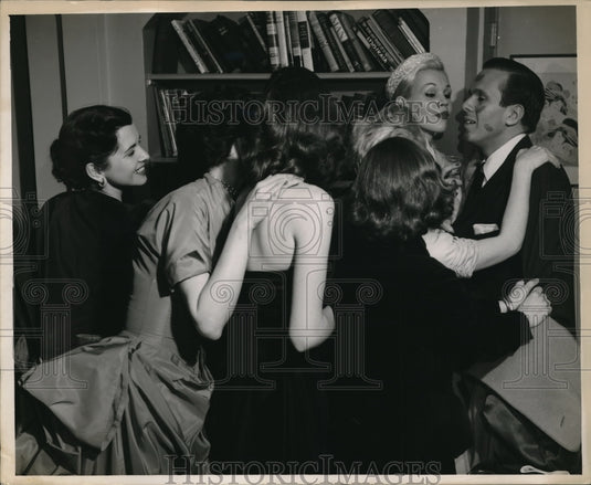 1952 Press Photo The band leader Elliot Lawrence gets a Leap Year treatment