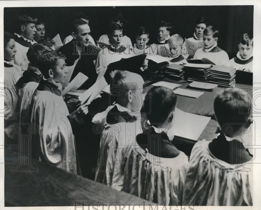 1947 Press Photo Dr. W. M. McKie is the organist with the boy choristers- Historic Images