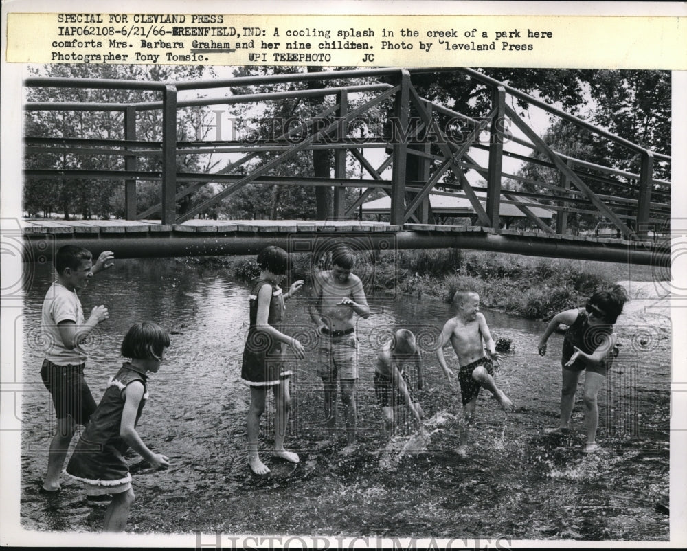 1966 Press Photo Barbara Graham and her children enjoys the splash of water