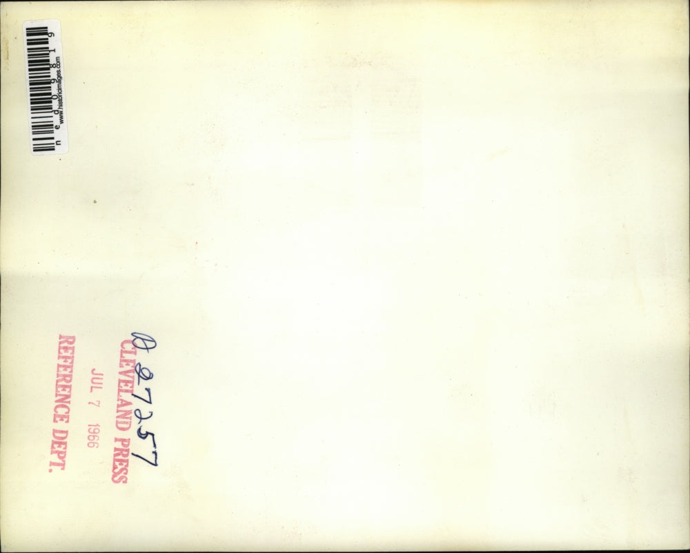 1966 Press Photo Barbara Graham and her children enjoys the splash of water