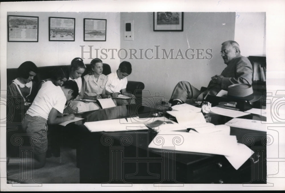 1953 Press Photo Secy of State John Foster Dulles interviewed by kids in India