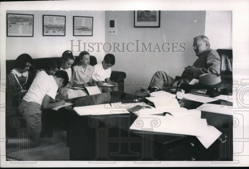 Load image into Gallery viewer, 1953 Press Photo Secy of State John Foster Dulles interviewed by kids in India
