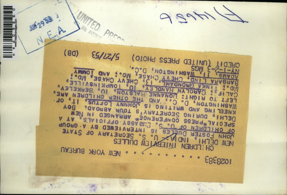 1953 Press Photo Secy of State John Foster Dulles interviewed by kids in India