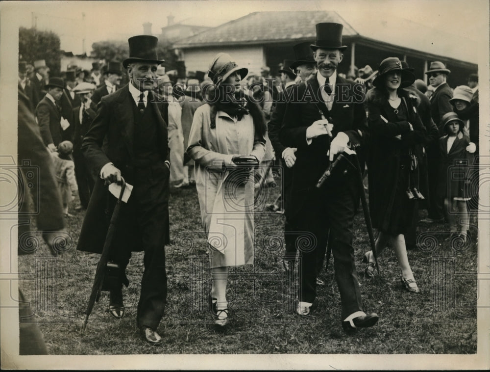 1929 Press Photo Viscount & Viscountess Lascelles in the paddock at Epsom