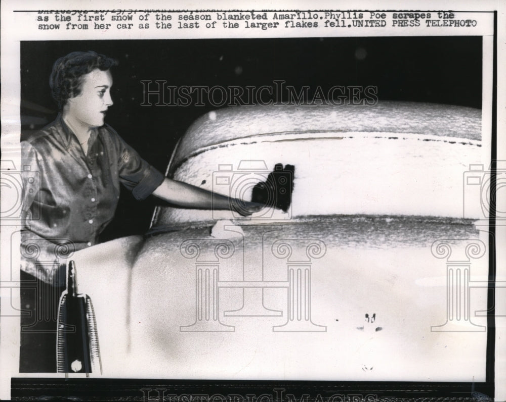 1957 Press Photo Phyllis Poe on snow from car as first snow falls in Amarillo