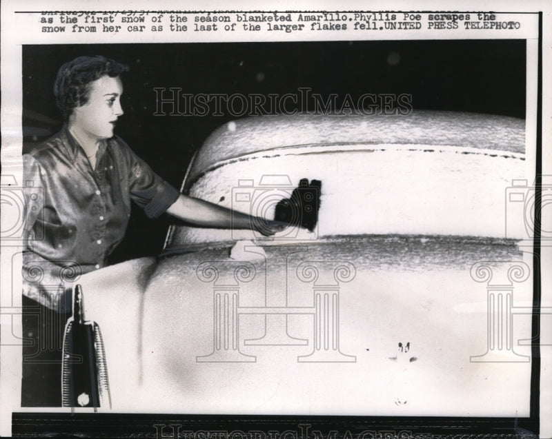 Load image into Gallery viewer, 1957 Press Photo Phyllis Poe on snow from car as first snow falls in Amarillo
