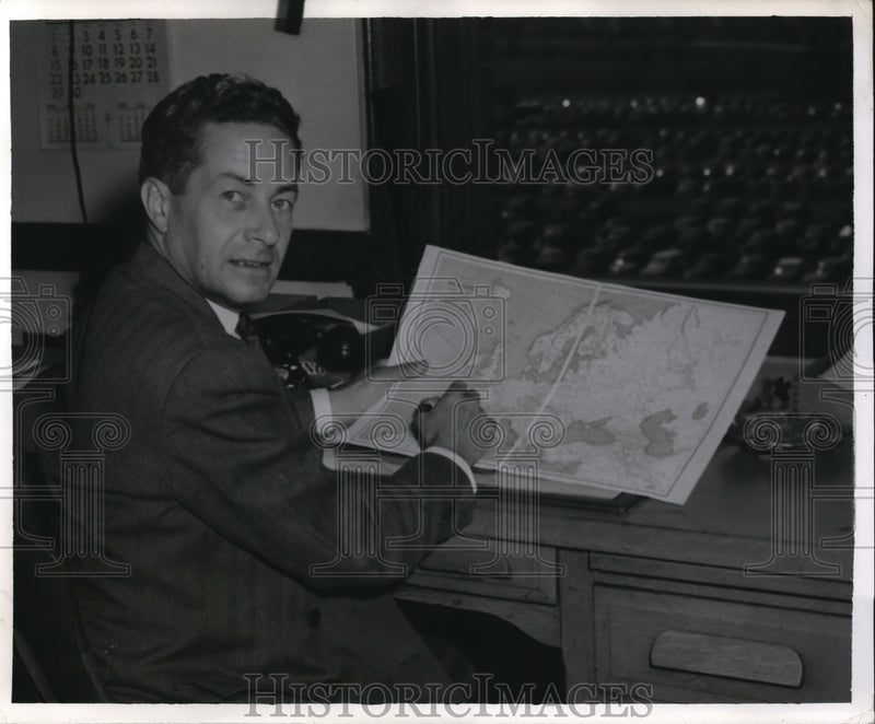 Load image into Gallery viewer, 1941 Press Photo Harry A Granary at his desk in Schnectady NY
