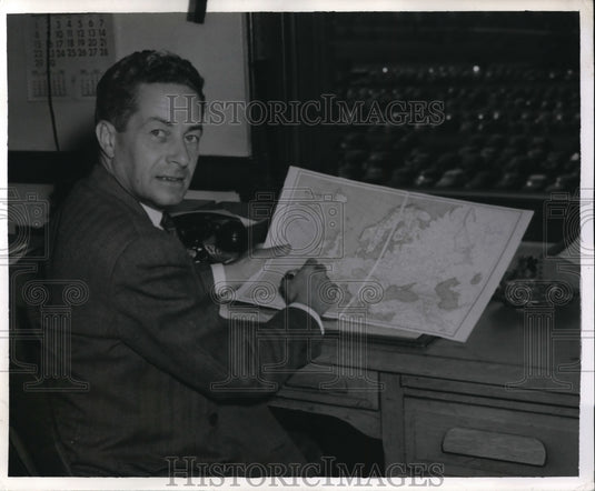 1941 Press Photo Harry A Granary at his desk in Schnectady NY